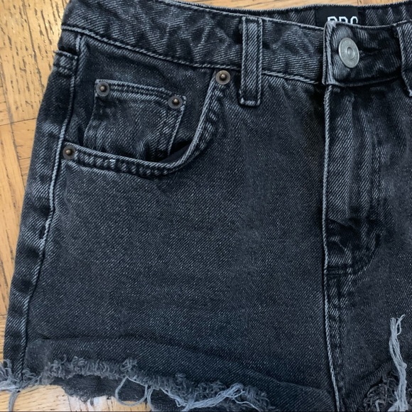 SOLD BDG High Rise Washed Black Denim Mom Shorts Sz 27 - Picture 5 of 11